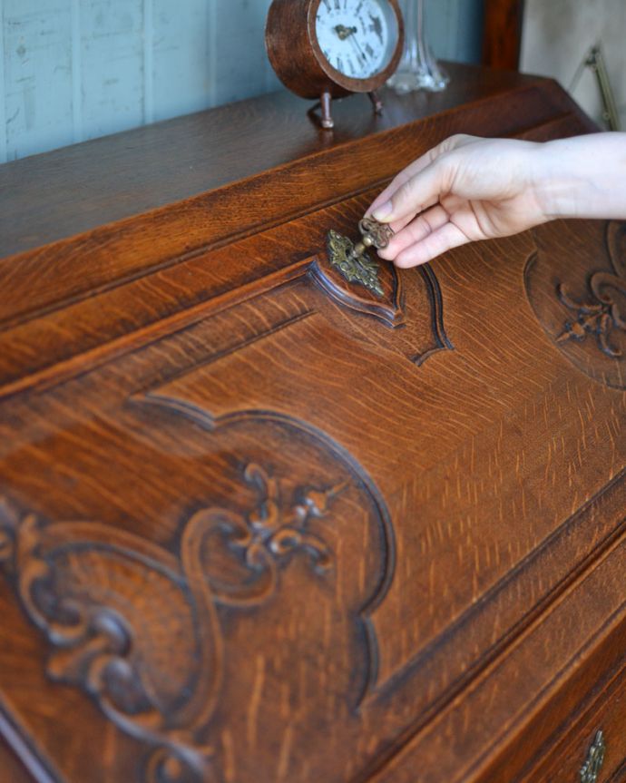 ビューロー　アンティーク家具　フランスらしい彫りが美しい、鍵付きアンティークビューロー（デスク）。。(j-1756-f)