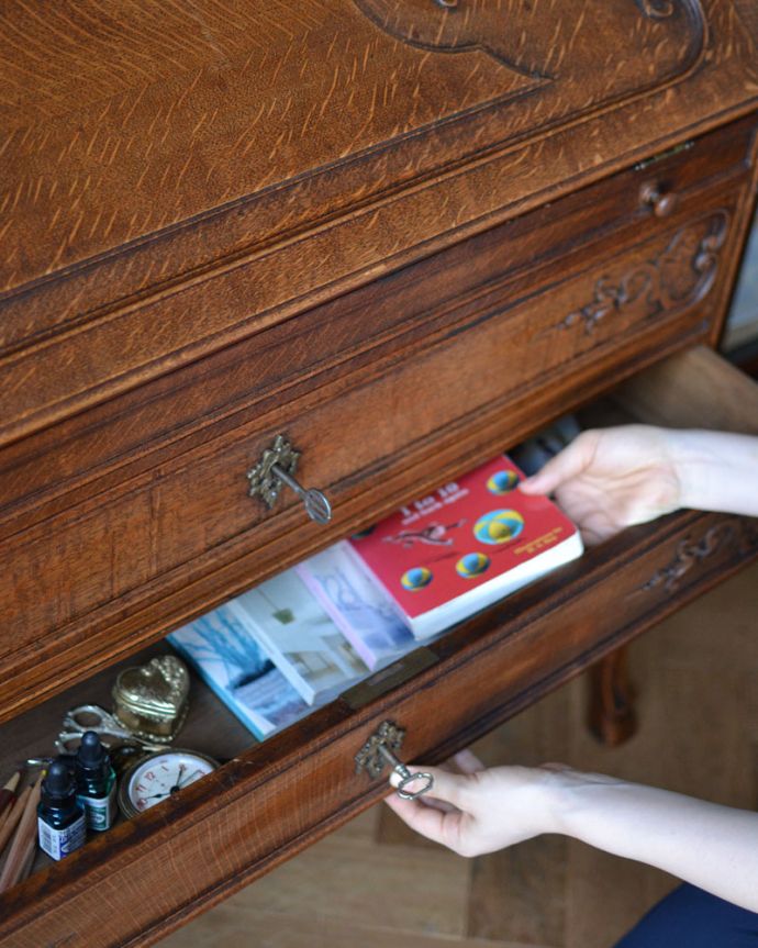 ビューロー　アンティーク家具　フランスらしい彫りが美しい、鍵付きアンティークビューロー（デスク）。。(j-1756-f)