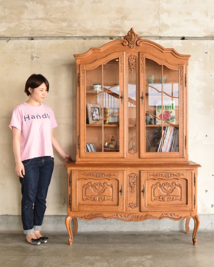 アンティークのキャビネット アンティーク家具 ゴージャスな彫りがエレガント、フランスのアンティークガラスキャビネット(食器棚) 。高級感たっぷりのガラスキャビネット。(j-1759-f)
