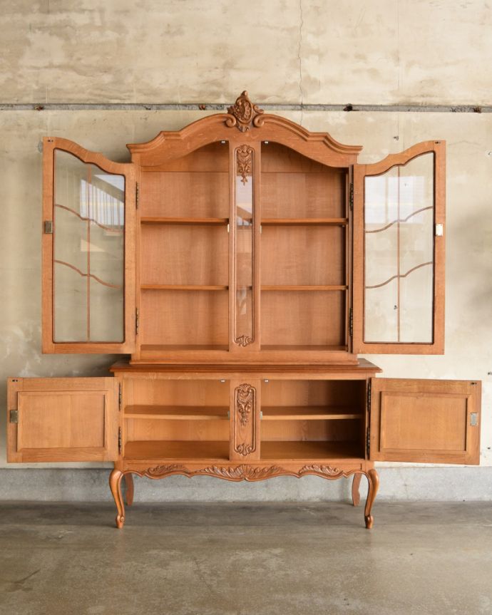 アンティークのキャビネット アンティーク家具 ゴージャスな彫りがエレガント、フランスのアンティークガラスキャビネット(食器棚) 。オーク材の木目の表情が美しく出ています。(j-1759-f)