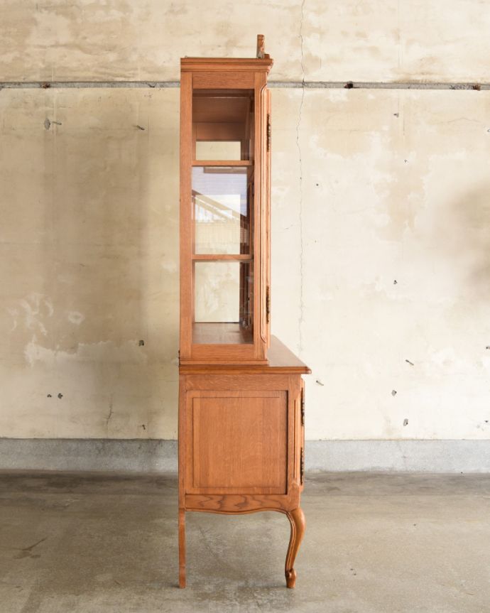 アンティークのキャビネット アンティーク家具 ゴージャスな彫りがエレガント、フランスのアンティークガラスキャビネット(食器棚) 。横から見ると意外とスッキリしているんですよ。(j-1759-f)