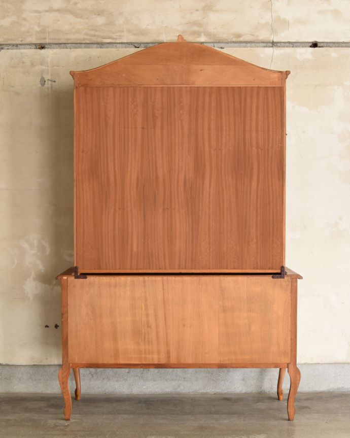 アンティークのキャビネット アンティーク家具 ゴージャスな彫りがエレガント、フランスのアンティークガラスキャビネット(食器棚) 。しっかりメンテナンスしてあるので、裏側もキレイな状態です。(j-1759-f)