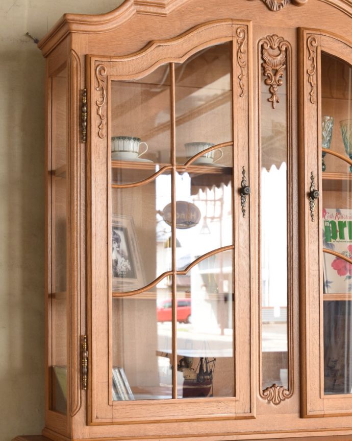 アンティークのキャビネット アンティーク家具 ゴージャスな彫りがエレガント、フランスのアンティークガラスキャビネット(食器棚) 。アンティークのガラスがキレイに残っていました。(j-1759-f)