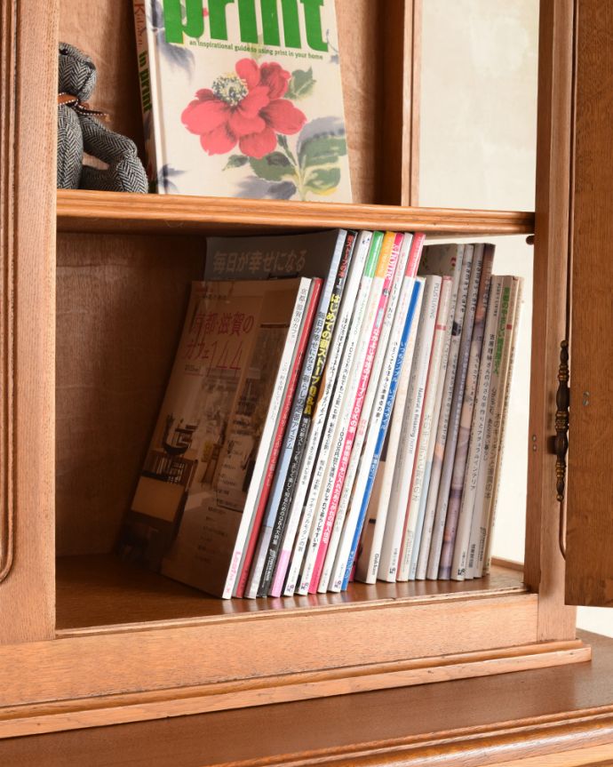 アンティークのキャビネット アンティーク家具 ゴージャスな彫りがエレガント、フランスのアンティークガラスキャビネット(食器棚) 。雑誌やA4ファイルが余裕で収まる大きな空間です。(j-1759-f)