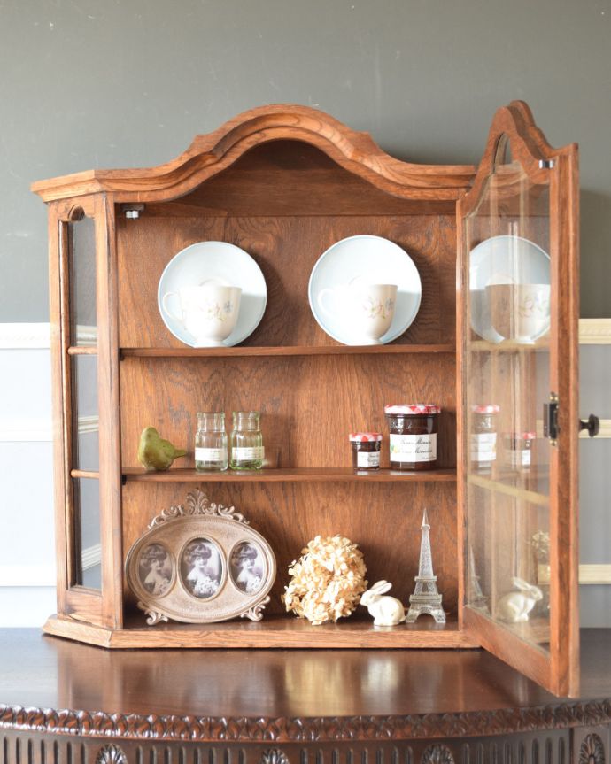 ウォールキャビネット　アンティーク家具　壁に掛けても、床に置いても使える、アンティークウォールガラスキャビネット。落ち着いた雰囲気が美しいウォールキャビネット。(j-1761-f)