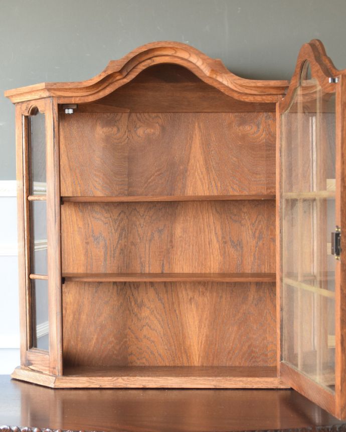 ウォールキャビネット　アンティーク家具　壁に掛けても、床に置いても使える、アンティークウォールガラスキャビネット。内側はボディと同じ色味の木肌になっています。(j-1761-f)