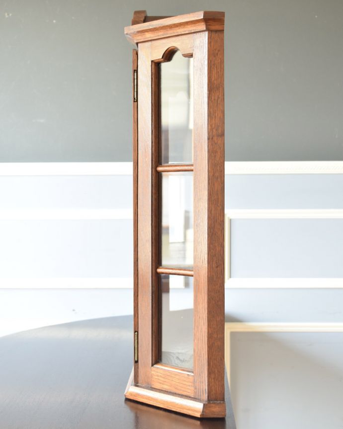 ウォールキャビネット　アンティーク家具　壁に掛けても、床に置いても使える、アンティークウォールガラスキャビネット。サイドもガラスなので、どこから見ても中のものが素敵に見えますよ。(j-1761-f)