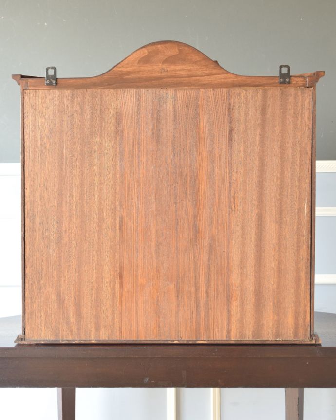 ウォールキャビネット　アンティーク家具　壁に掛けても、床に置いても使える、アンティークウォールガラスキャビネット。きちんとメンテナンスしてあるので、裏側もキレイです。(j-1761-f)