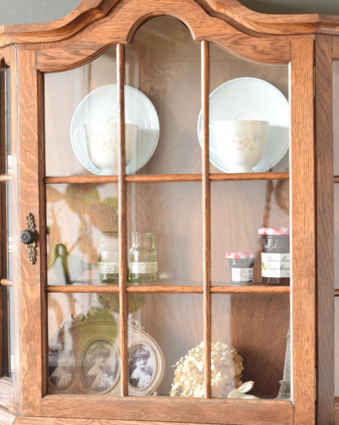 ウォールキャビネット　アンティーク家具　壁に掛けても、床に置いても使える、アンティークウォールガラスキャビネット。木の装飾が上品なアクセントになっています。(j-1761-f)