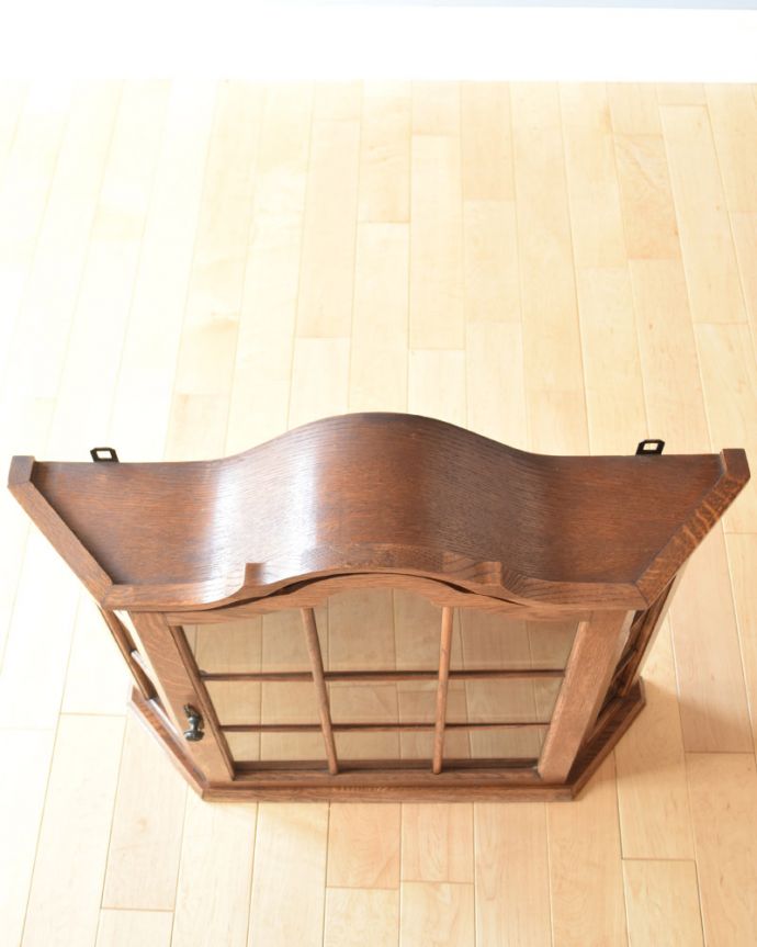 ウォールキャビネット　アンティーク家具　壁に掛けても、床に置いても使える、アンティークウォールガラスキャビネット。天板はピカピカです。(j-1761-f)