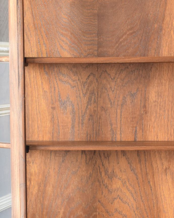 ウォールキャビネット　アンティーク家具　壁に掛けても、床に置いても使える、アンティークウォールガラスキャビネット。棚板は可動です。(j-1761-f)