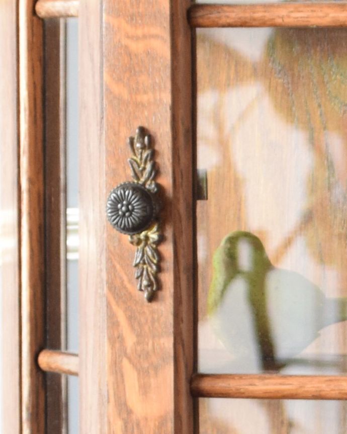 ウォールキャビネット　アンティーク家具　壁に掛けても、床に置いても使える、アンティークウォールガラスキャビネット。扉の取っ手です。(j-1761-f)