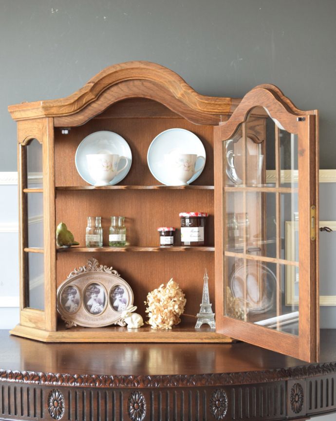 ウォールキャビネット　アンティーク家具　アンティークの壁付け家具、鍵が付いたガラス扉のウォールキャビネット （オーク材）。落ち着いた雰囲気が美しいウォールキャビネット。(j-1762-f)