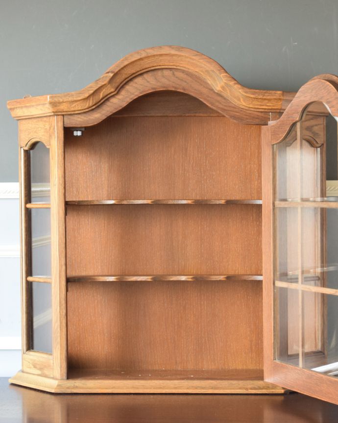 ウォールキャビネット　アンティーク家具　アンティークの壁付け家具、鍵が付いたガラス扉のウォールキャビネット （オーク材）。内側はボディと同じ色味の木肌になっています。(j-1762-f)