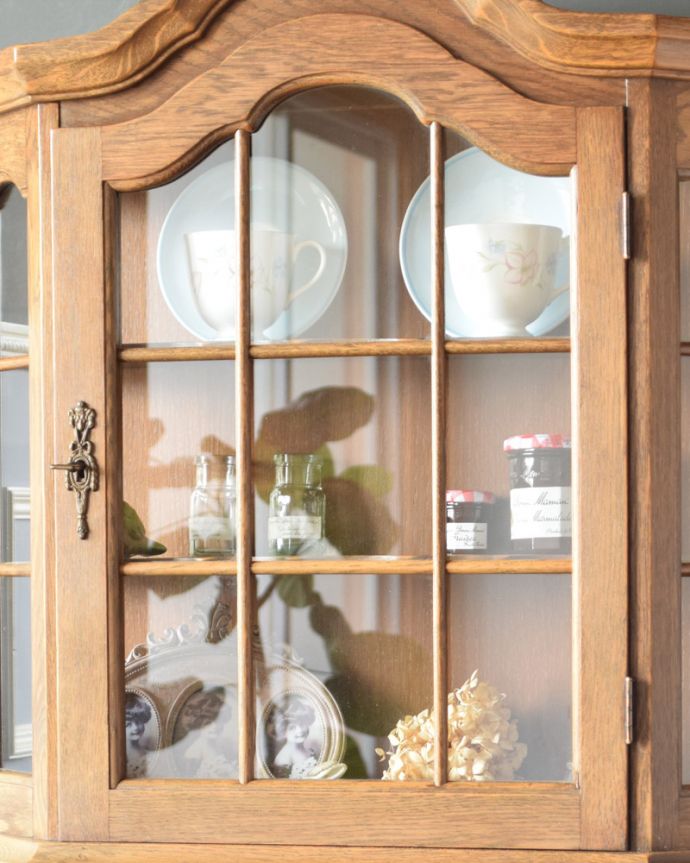 ウォールキャビネット　アンティーク家具　アンティークの壁付け家具、鍵が付いたガラス扉のウォールキャビネット （オーク材）。木の装飾が上品なアクセントになっています。(j-1762-f)