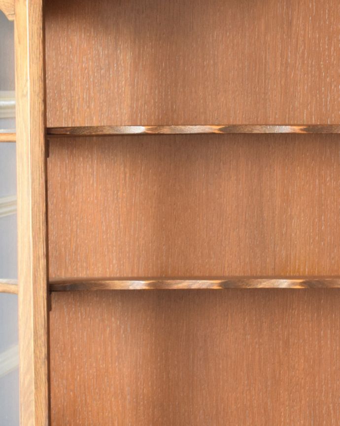 ウォールキャビネット　アンティーク家具　アンティークの壁付け家具、鍵が付いたガラス扉のウォールキャビネット （オーク材）。棚板は可動です。(j-1762-f)