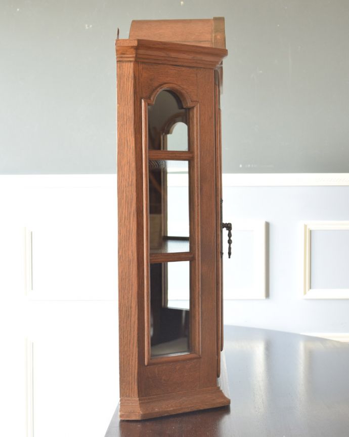 ウォールキャビネット　アンティーク家具　お気に入りを並べて自分だけのショーケース、 美しいアンティークのウォールキャビネット。サイドもガラスなので、どこから見ても中のものが素敵に見えますよ。(j-1763-f)