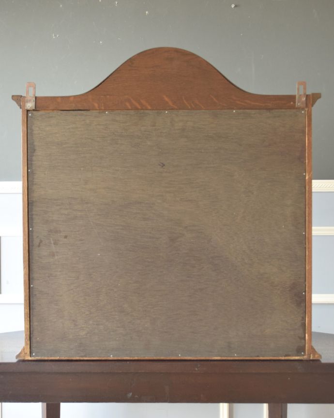 ウォールキャビネット　アンティーク家具　お気に入りを並べて自分だけのショーケース、 美しいアンティークのウォールキャビネット。きちんとメンテナンスしてあるので、裏側もキレイです。(j-1763-f)