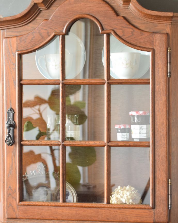 ウォールキャビネット　アンティーク家具　お気に入りを並べて自分だけのショーケース、 美しいアンティークのウォールキャビネット。木の装飾が上品なアクセントになっています。(j-1763-f)