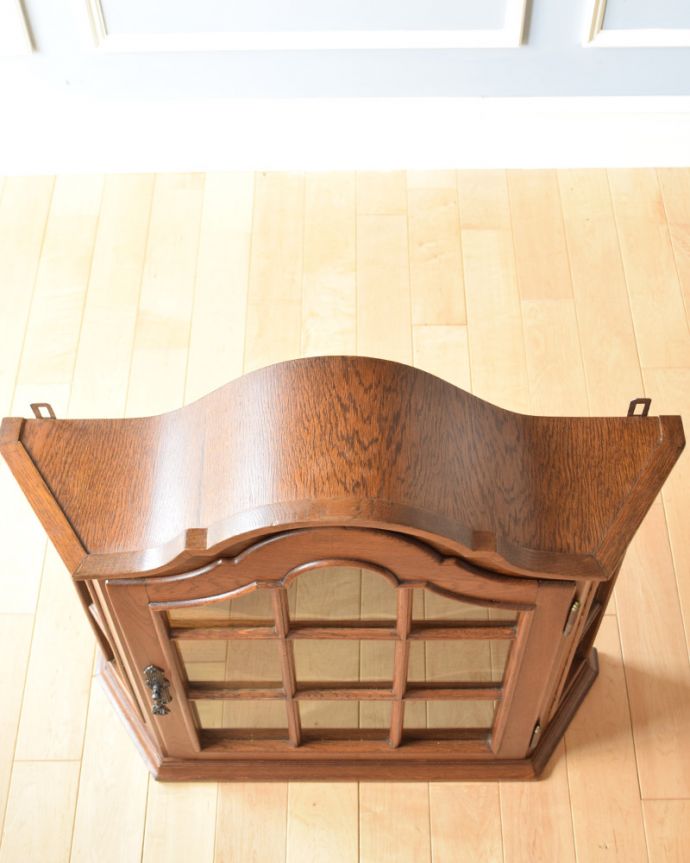 ウォールキャビネット　アンティーク家具　お気に入りを並べて自分だけのショーケース、 美しいアンティークのウォールキャビネット。天板はピカピカです。(j-1763-f)