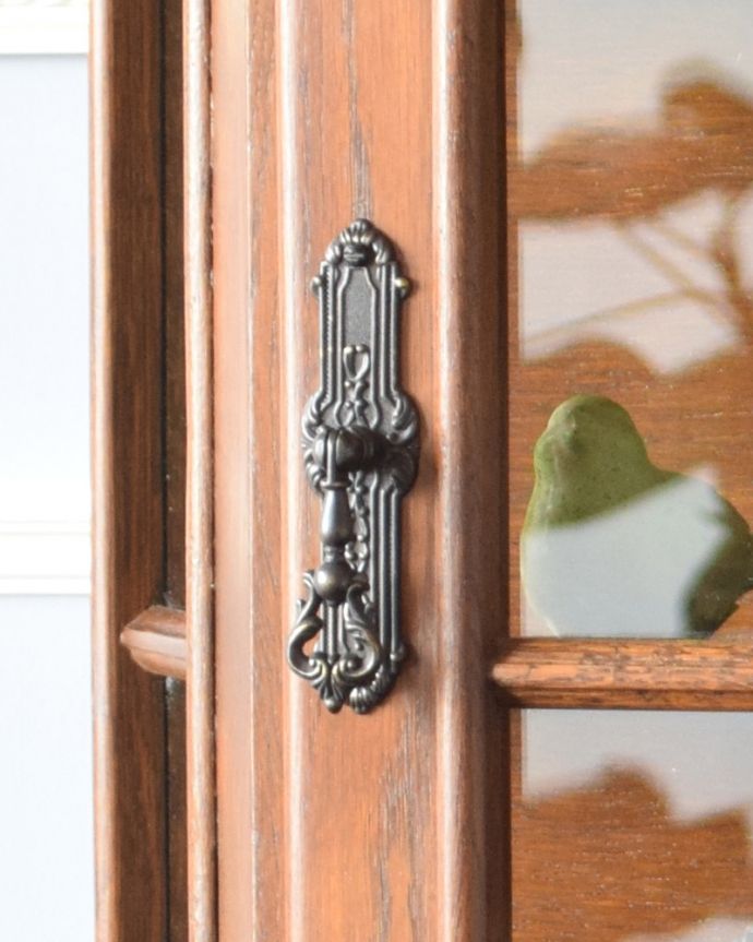 ウォールキャビネット　アンティーク家具　お気に入りを並べて自分だけのショーケース、 美しいアンティークのウォールキャビネット。扉の取っ手です。(j-1763-f)