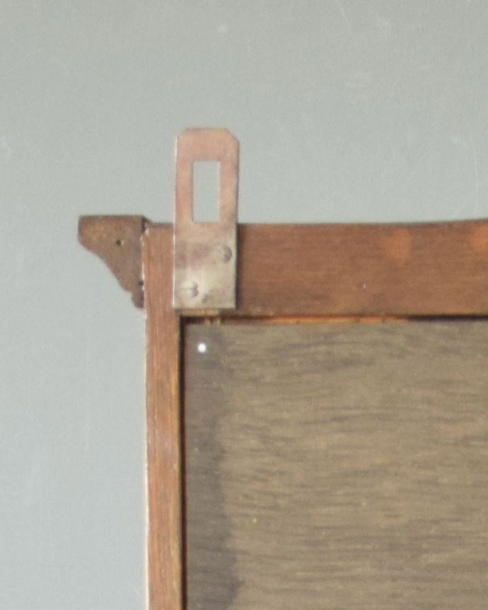 ウォールキャビネット　アンティーク家具　お気に入りを並べて自分だけのショーケース、 美しいアンティークのウォールキャビネット。壁に付ける際は、しっかりとネジで固定してください。(j-1763-f)