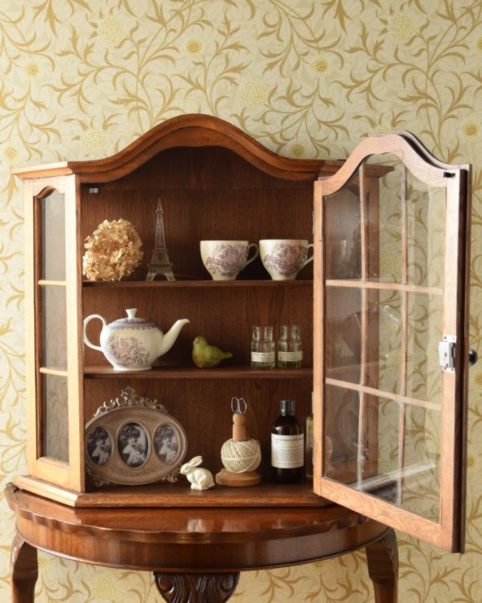 ウォールキャビネット　アンティーク家具　気軽に楽しめる小さなアンティーク家具、壁付けできるウォールキャビネット。落ち着いた雰囲気が美しいウォールキャビネット。(j-1764-f)