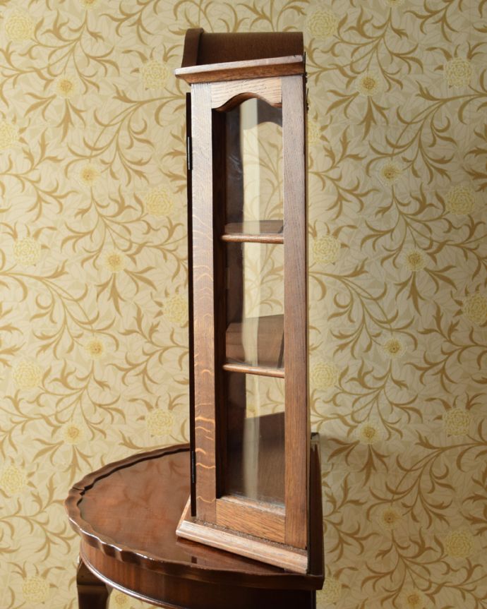 ウォールキャビネット　アンティーク家具　気軽に楽しめる小さなアンティーク家具、壁付けできるウォールキャビネット。サイドもガラスなので、どこから見ても中のものが素敵に見えますよ。(j-1764-f)