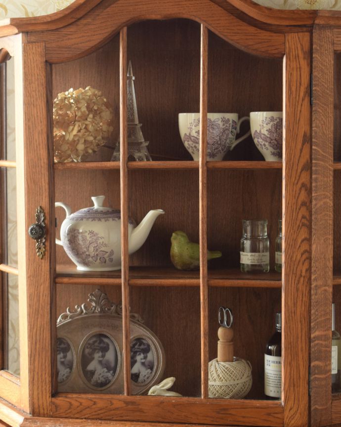ウォールキャビネット　アンティーク家具　気軽に楽しめる小さなアンティーク家具、壁付けできるウォールキャビネット。木の装飾が上品なアクセントになっています。(j-1764-f)