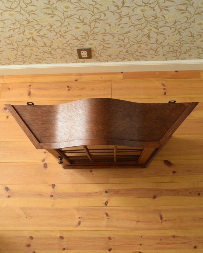 ウォールキャビネット　アンティーク家具　気軽に楽しめる小さなアンティーク家具、壁付けできるウォールキャビネット。天板はピカピカです。(j-1764-f)