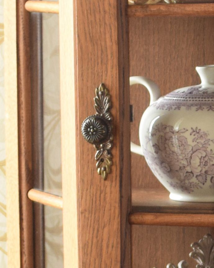 ウォールキャビネット　アンティーク家具　気軽に楽しめる小さなアンティーク家具、壁付けできるウォールキャビネット。扉の取っ手です。(j-1764-f)