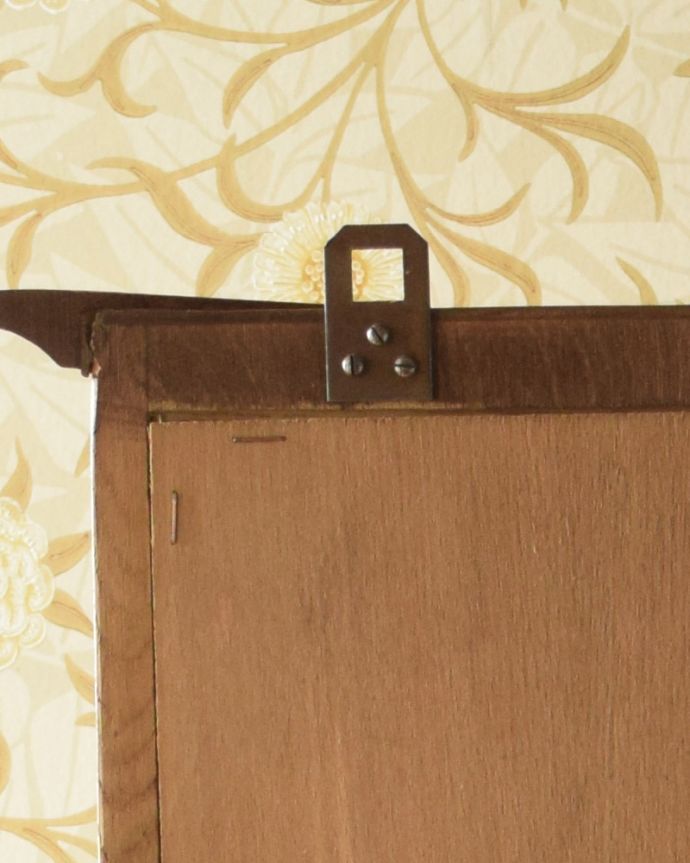 ウォールキャビネット　アンティーク家具　気軽に楽しめる小さなアンティーク家具、壁付けできるウォールキャビネット。壁に付ける際は、しっかりとネジで固定してください。(j-1764-f)