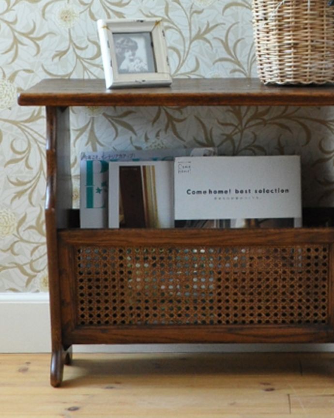 マガジンラック　アンティーク家具　フランスアンティークの小さな家具、テーブル付の雑誌や新聞を入れるマガジンラック。持ち運びも楽なので、使いたいところで使ってくださいね。(j-1765-f)