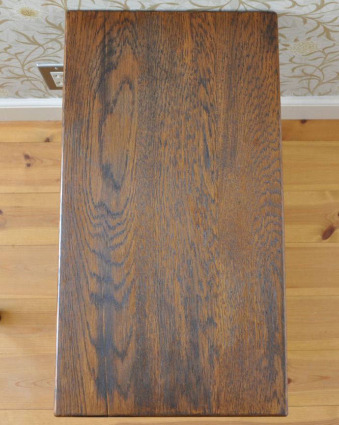 マガジンラック　アンティーク家具　フランスアンティークの小さな家具、テーブル付の雑誌や新聞を入れるマガジンラック。長方形の天板で、使い勝手がいいですよ。(j-1765-f)