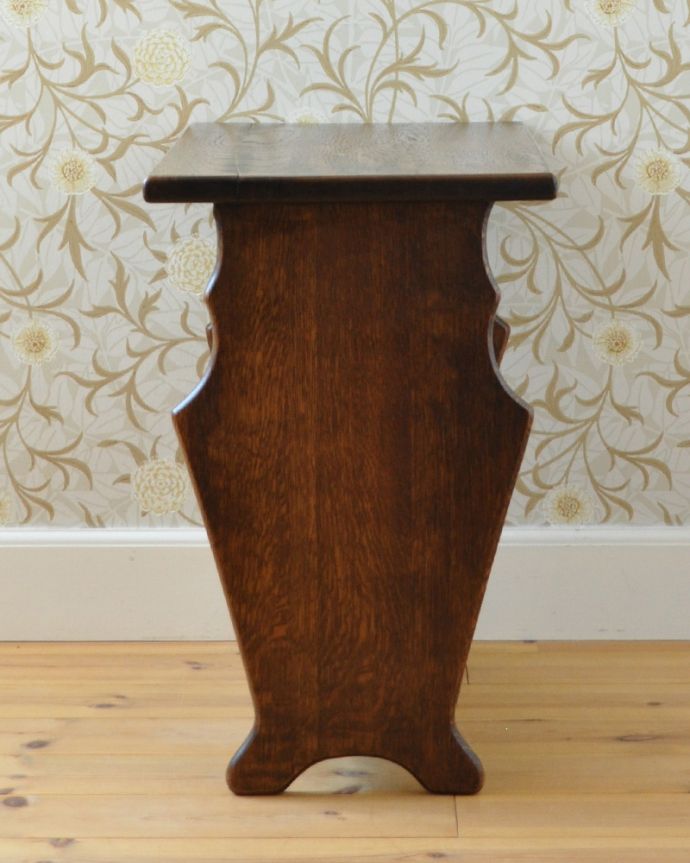 マガジンラック　アンティーク家具　フランスアンティークの小さな家具、テーブル付の雑誌や新聞を入れるマガジンラック。アンティークは新品ではないので、経年変化によるキズはありますが、専門の職人によって目立たないようにキレイにお直しをしています。(j-1765-f)