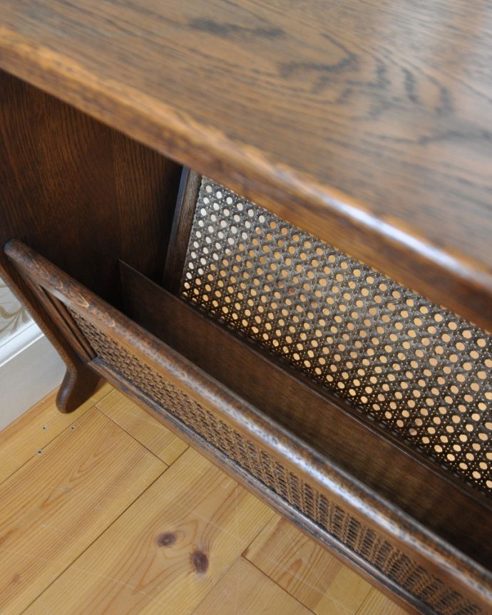 マガジンラック　アンティーク家具　フランスアンティークの小さな家具、テーブル付の雑誌や新聞を入れるマガジンラック。中までしっかりとお手入れしています。(j-1765-f)