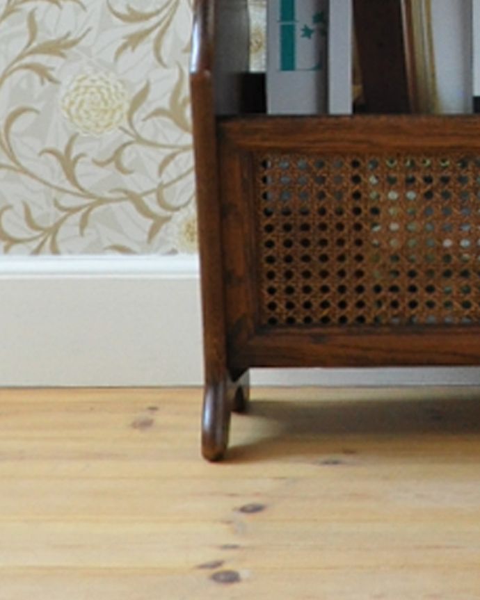 マガジンラック　アンティーク家具　フランスアンティークの小さな家具、テーブル付の雑誌や新聞を入れるマガジンラック。メンテナンスしているので安心してお使いいただけます。(j-1765-f)