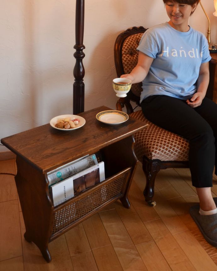 マガジンラック　アンティーク家具　フランスアンティークの小さな家具、テーブル付の雑誌や新聞を入れるマガジンラック。。(j-1765-f)