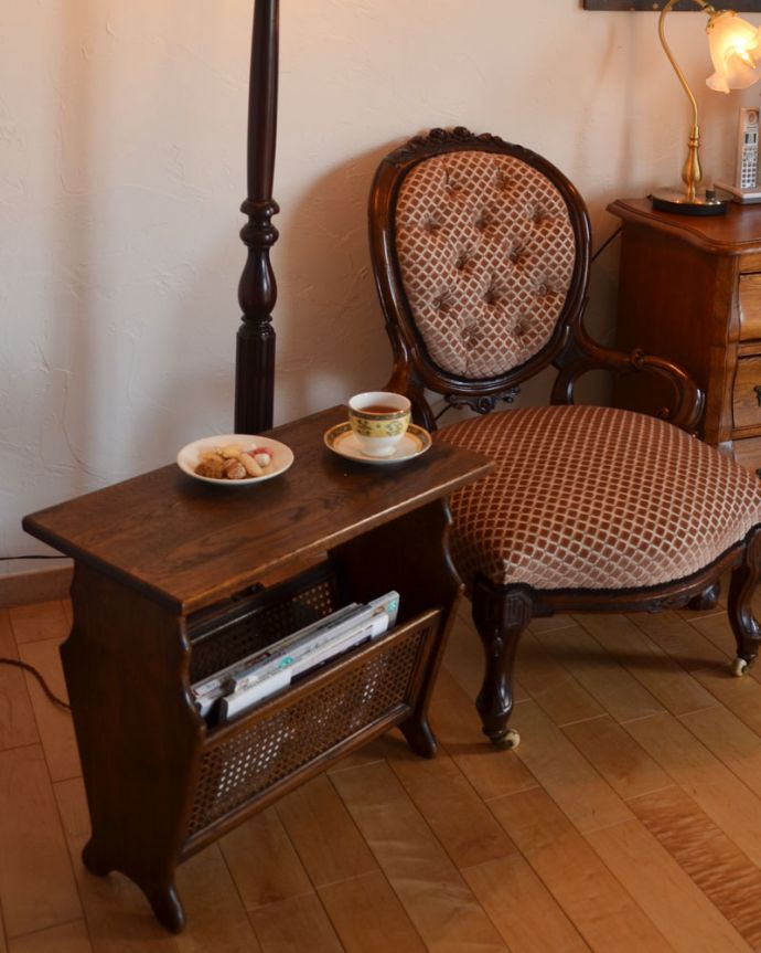 マガジンラック　アンティーク家具　フランスアンティークの小さな家具、テーブル付の雑誌や新聞を入れるマガジンラック。。(j-1765-f)