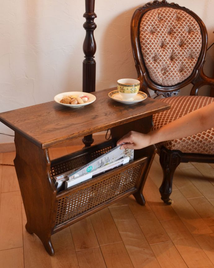 マガジンラック　アンティーク家具　フランスアンティークの小さな家具、テーブル付の雑誌や新聞を入れるマガジンラック。。(j-1765-f)