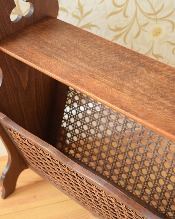 マガジンラック アンティーク家具 綺麗な編み目がアクセント、フランスのアンティーク家具、テーブルが付いたマガジンラック。中までしっかりとお手入れしています。(j-1766-f)