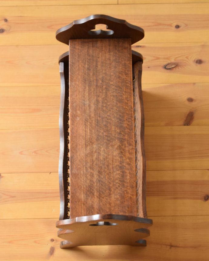 マガジンラック アンティーク家具 綺麗な編み目がアクセント、フランスのアンティーク家具、テーブルが付いたマガジンラック。天板があります。(j-1766-f)