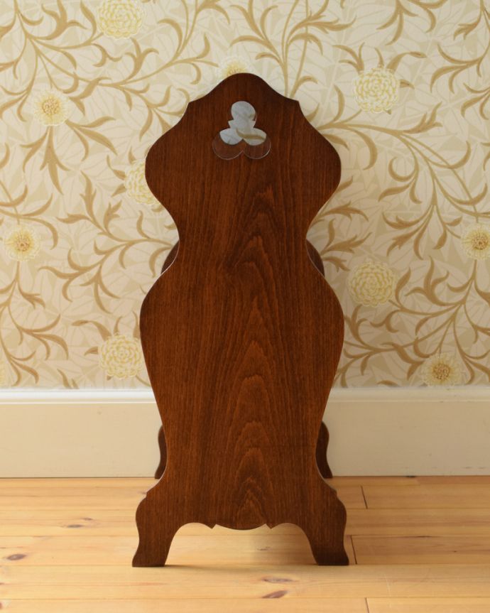 マガジンラック アンティーク家具 綺麗な編み目がアクセント、フランスのアンティーク家具、テーブルが付いたマガジンラック。横からみても可愛いポイントが入っていて、お洒落なデザインです。(j-1766-f)