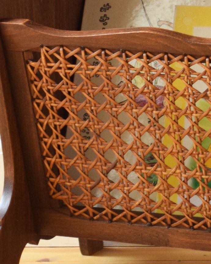 マガジンラック アンティーク家具 綺麗な編み目がアクセント、フランスのアンティーク家具、テーブルが付いたマガジンラック。大きい編み目なので、中に何が入っているか確認できるのも嬉しいですよね!。(j-1766-f)