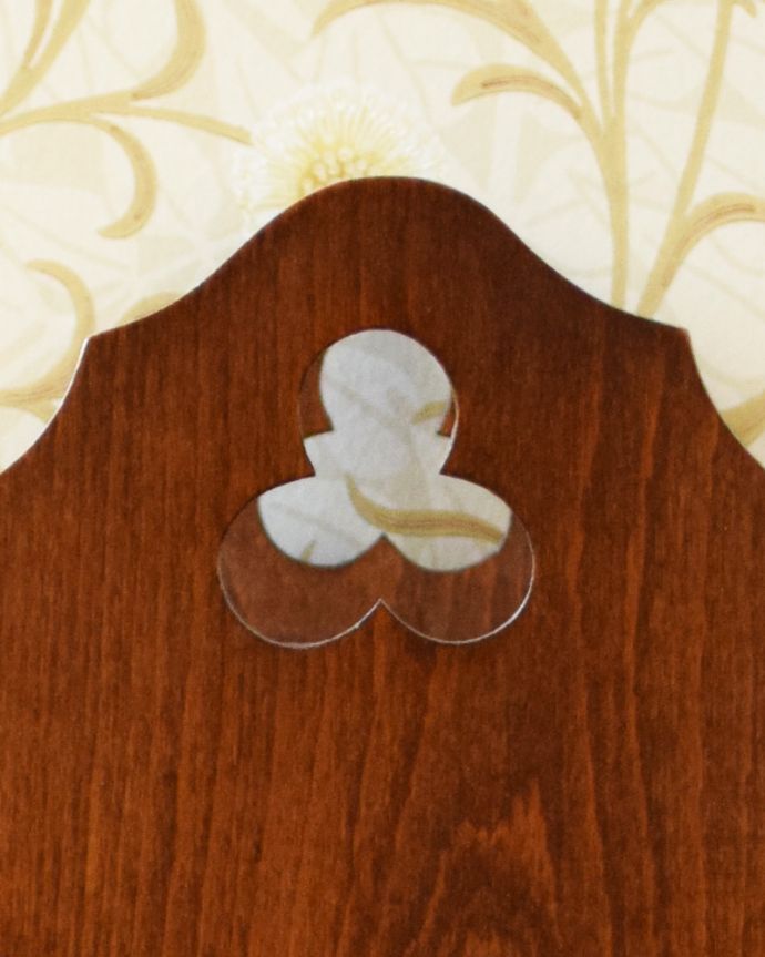 マガジンラック アンティーク家具 綺麗な編み目がアクセント、フランスのアンティーク家具、テーブルが付いたマガジンラック。ちょっとしたアクセントの工夫が女子心をくすぐります。(j-1766-f)