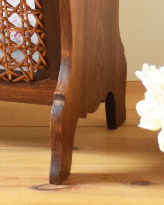 マガジンラック アンティーク家具 綺麗な編み目がアクセント、フランスのアンティーク家具、テーブルが付いたマガジンラック。脚が付いています。(j-1766-f)