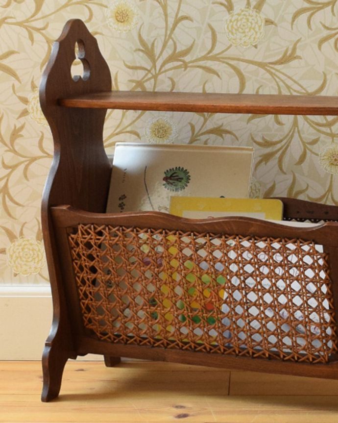 マガジンラック アンティーク家具 綺麗な編み目がアクセント、フランスのアンティーク家具、テーブルが付いたマガジンラック。編み目が見えるデザインは、日本の和室にもよく似合います。(j-1766-f)