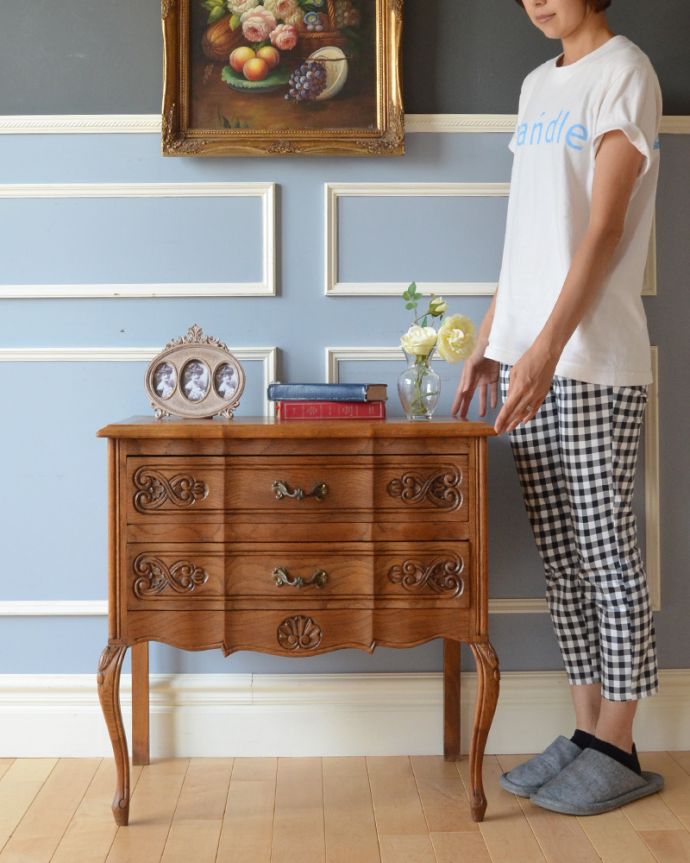 アンティークのチェスト　アンティーク家具　南フランスのアンティーク家具、彫がたっぷりの２段チェスト。とっても可愛いチェスト。(j-1767-f)