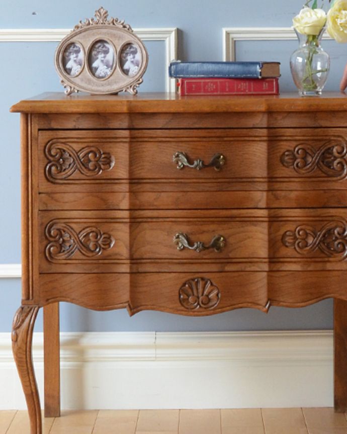 アンティークのチェスト　アンティーク家具　南フランスのアンティーク家具、彫がたっぷりの２段チェスト。引き出しには優しい雰囲気の彫が入っているんです。(j-1767-f)