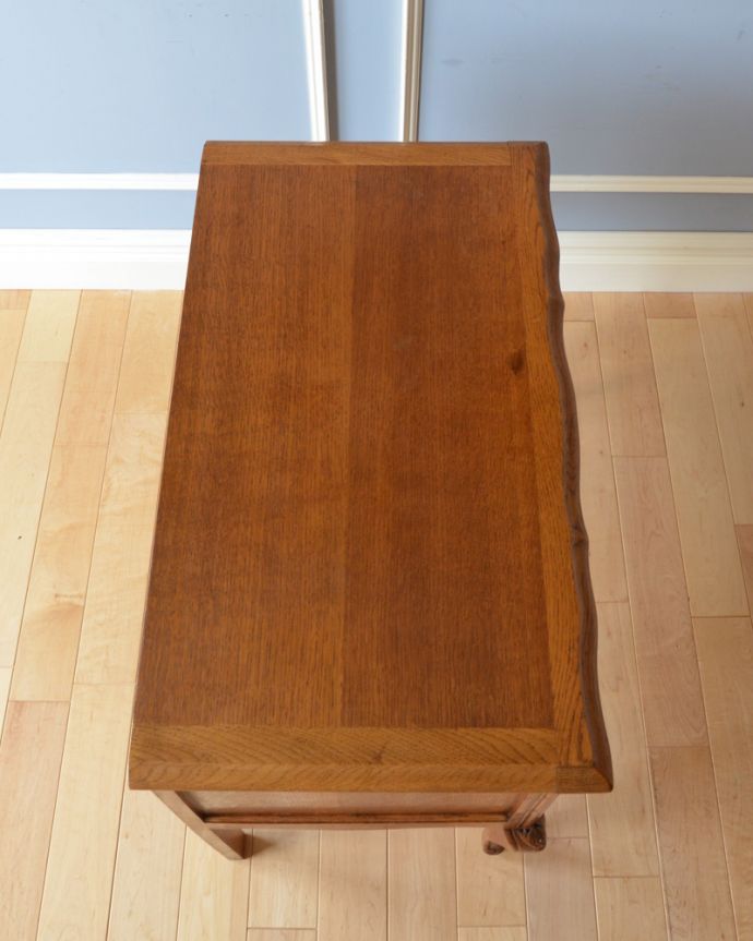 アンティークのチェスト　アンティーク家具　南フランスのアンティーク家具、彫がたっぷりの２段チェスト。こちらが天板です。(j-1767-f)